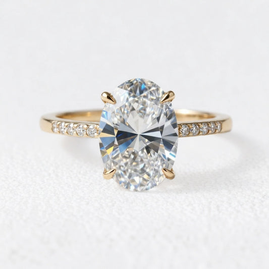 Luna‘s Silhouette | Classic Oval Cut Diamond Engagement Ring.