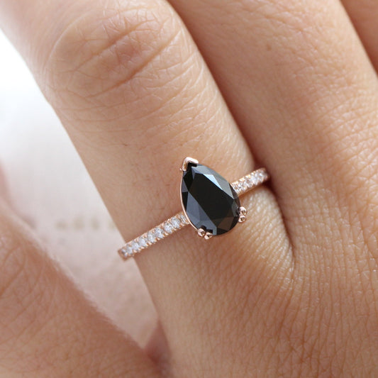 Aria‘s Keystone | Pear Cut Black Diamond & Pavé Ring