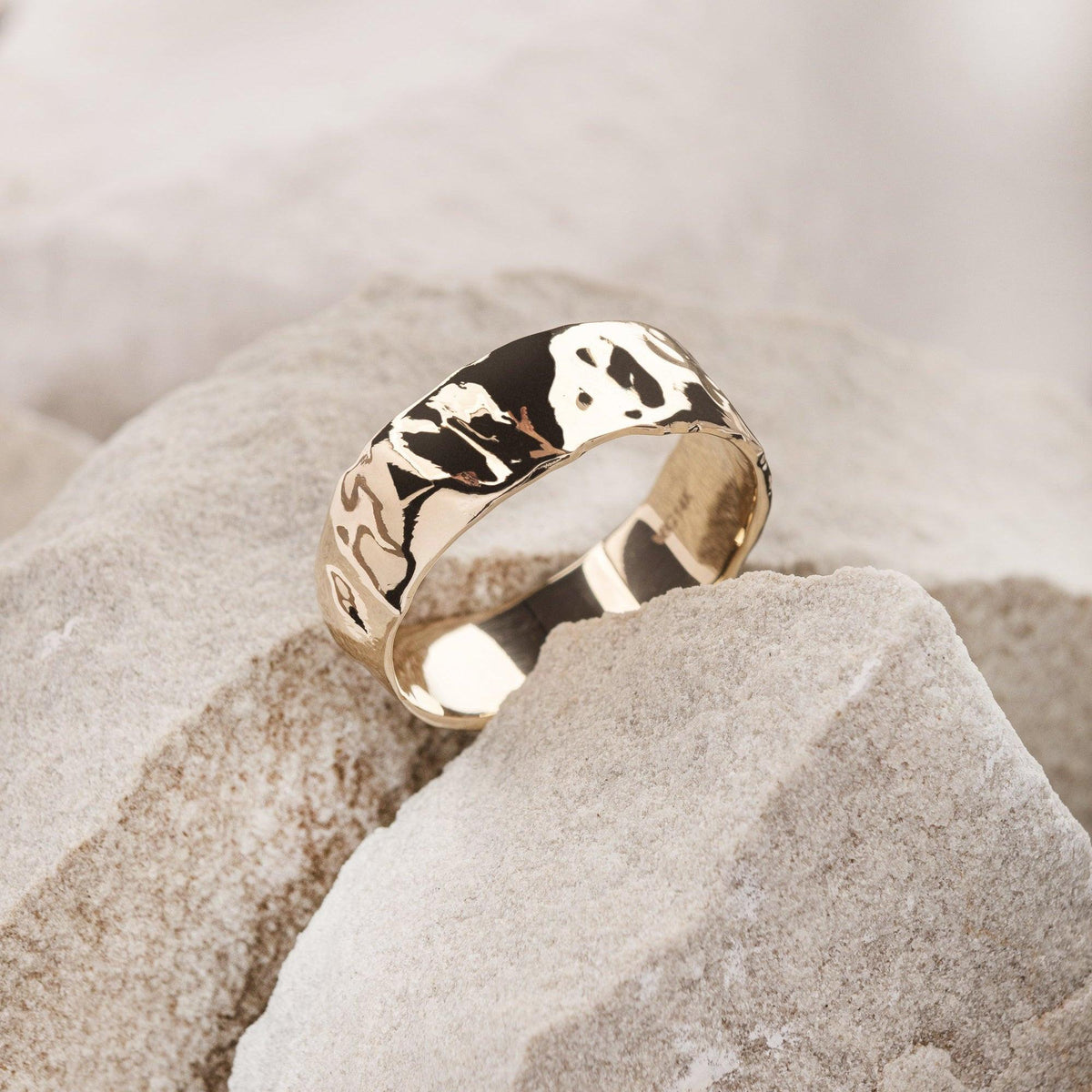 The Eternal Cast | Wide Band with Liquid Metal Texture.
