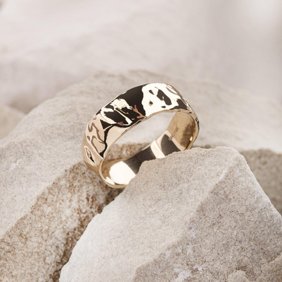 The Eternal Cast | Wide Band with Liquid Metal Texture.