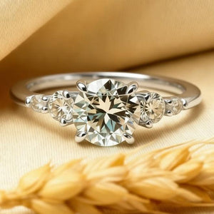 Eveline‘s Ocean | The 1CT Round Blue Gemstone Ring.