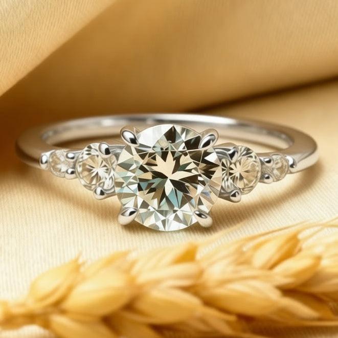 Eveline‘s Ocean | The 1CT Round Blue Gemstone Ring.