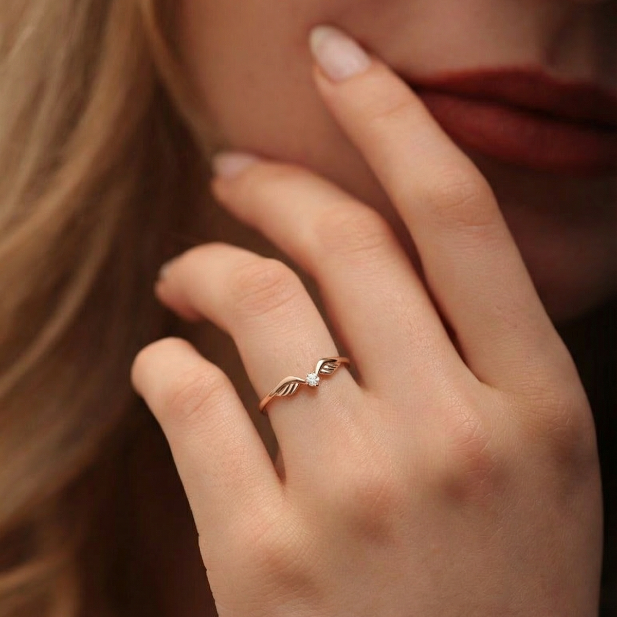 Angel‘s Whisper | V-Wing Solitaire Diamond Wedding Band.