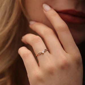 Angel‘s Whisper | V-Wing Solitaire Diamond Wedding Band.