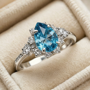 Cora‘s Lagoon | Pear Cut Blue Sapphire Halo Ring.