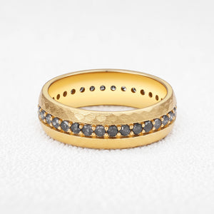Orion‘s Orbit | Hammered Circle‑Set Salt & Pepper Diamond Men’s Band