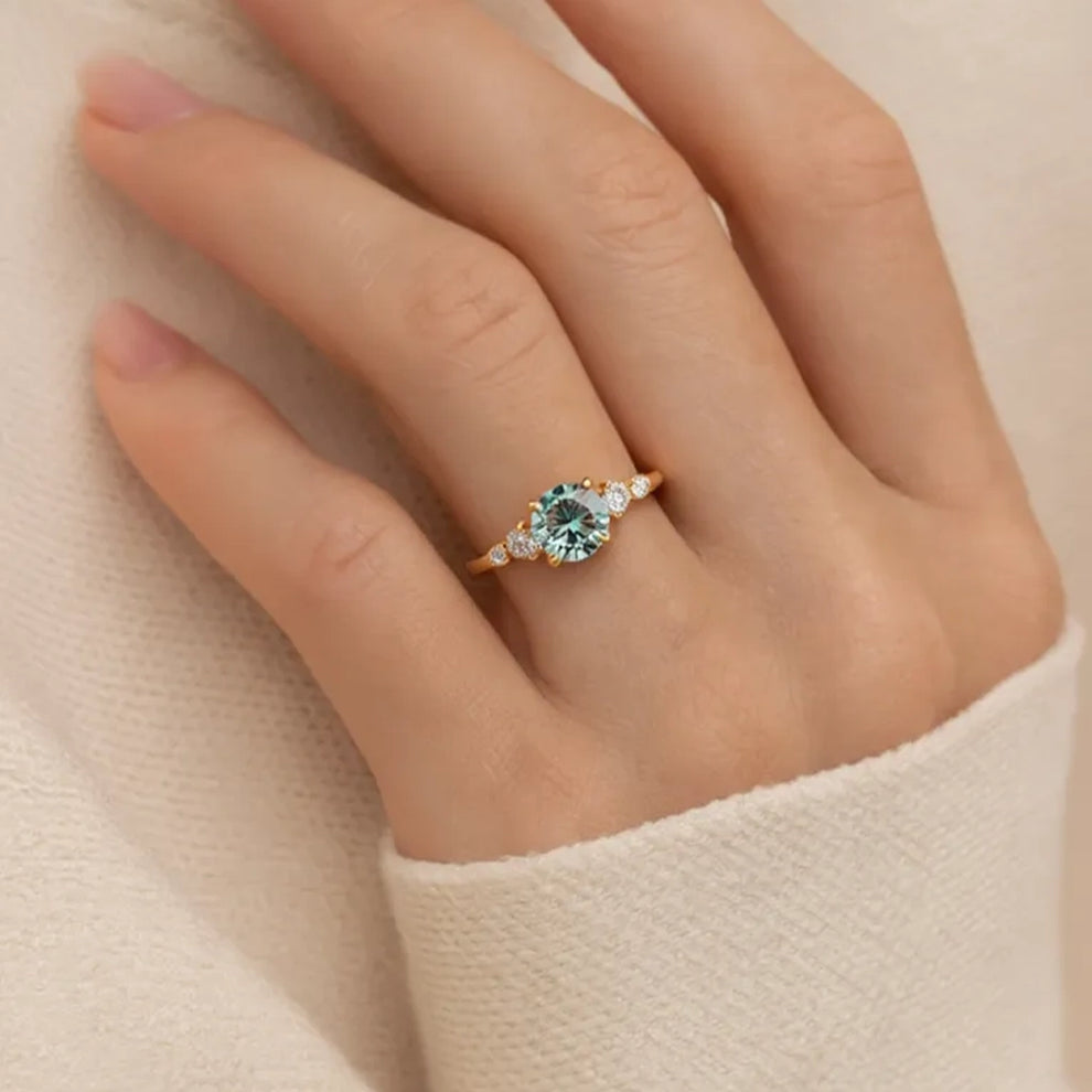 Eveline‘s Ocean | The 1CT Round Blue Gemstone Ring.