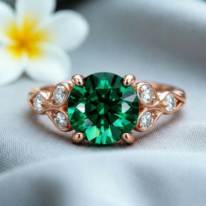 Celia‘s Sonnet | 1.5CT Round Cut Green Solitaire Ring.