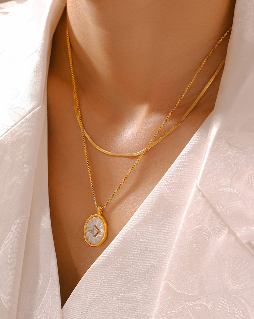 Vintage Oval Pendant Necklace with Mother of Pearl and Zirconia