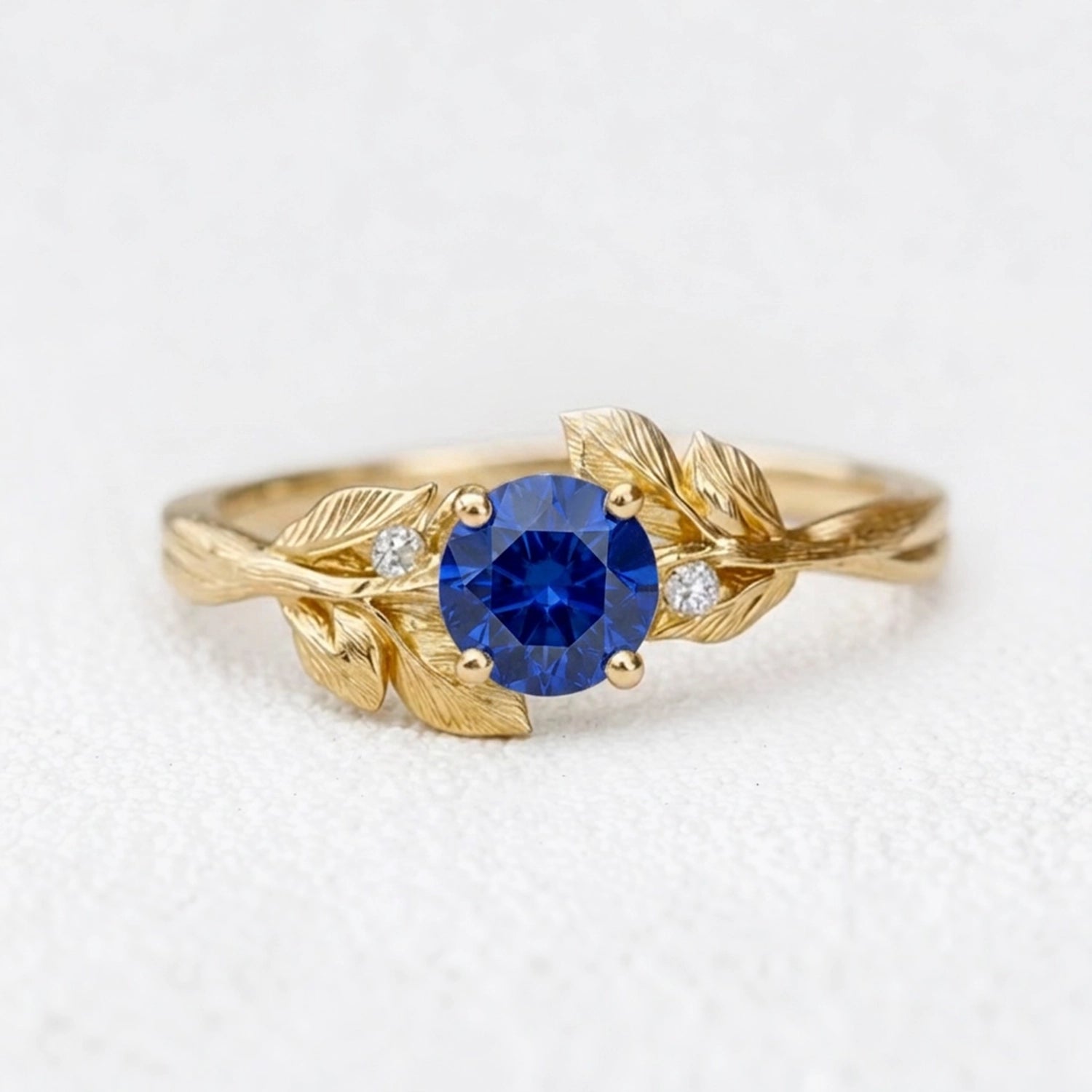 Celine‘s Blossom | Round Cut Blue Sapphire Engagement Ring