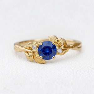Celine‘s Blossom | Round Cut Blue Sapphire Engagement Ring