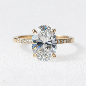 Luna‘s Silhouette | Classic Oval Cut Diamond Engagement Ring.
