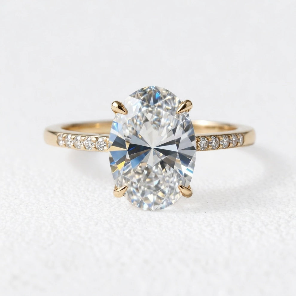 Luna‘s Silhouette | Classic Oval Cut Diamond Engagement Ring.