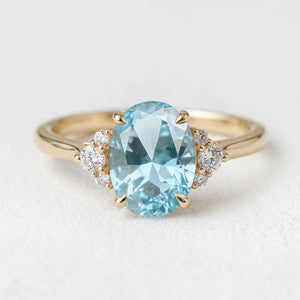 Luna‘s Deep | 2CT Oval Blue Solitaire Ring