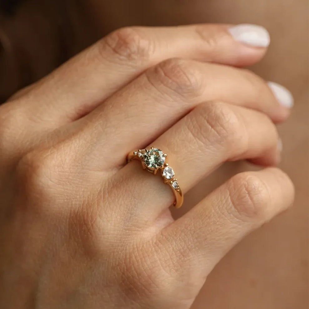 Eveline‘s Ocean | The 1CT Round Blue Gemstone Ring.
