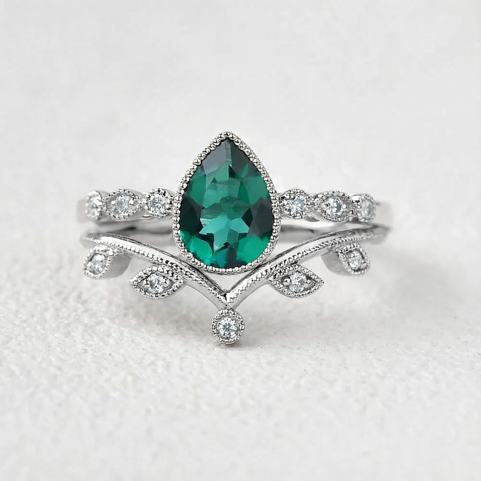 Vera's Grace | Classic Vine Band Pear Emerald Bridal Set 2pcs.