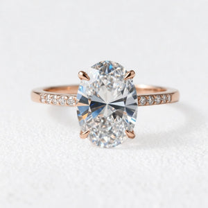 Luna‘s Silhouette | Classic Oval Cut Diamond Engagement Ring.