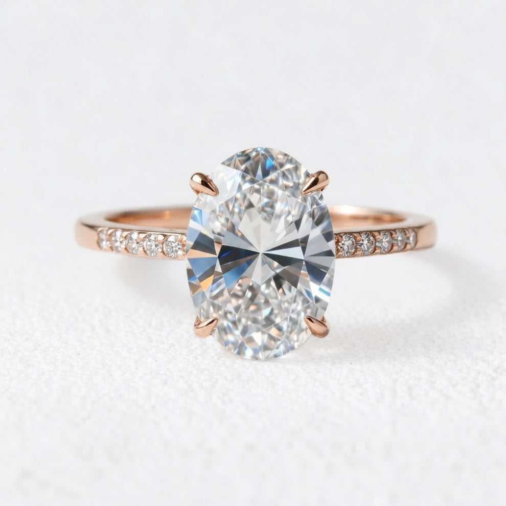 Luna‘s Silhouette | Classic Oval Cut Diamond Engagement Ring.