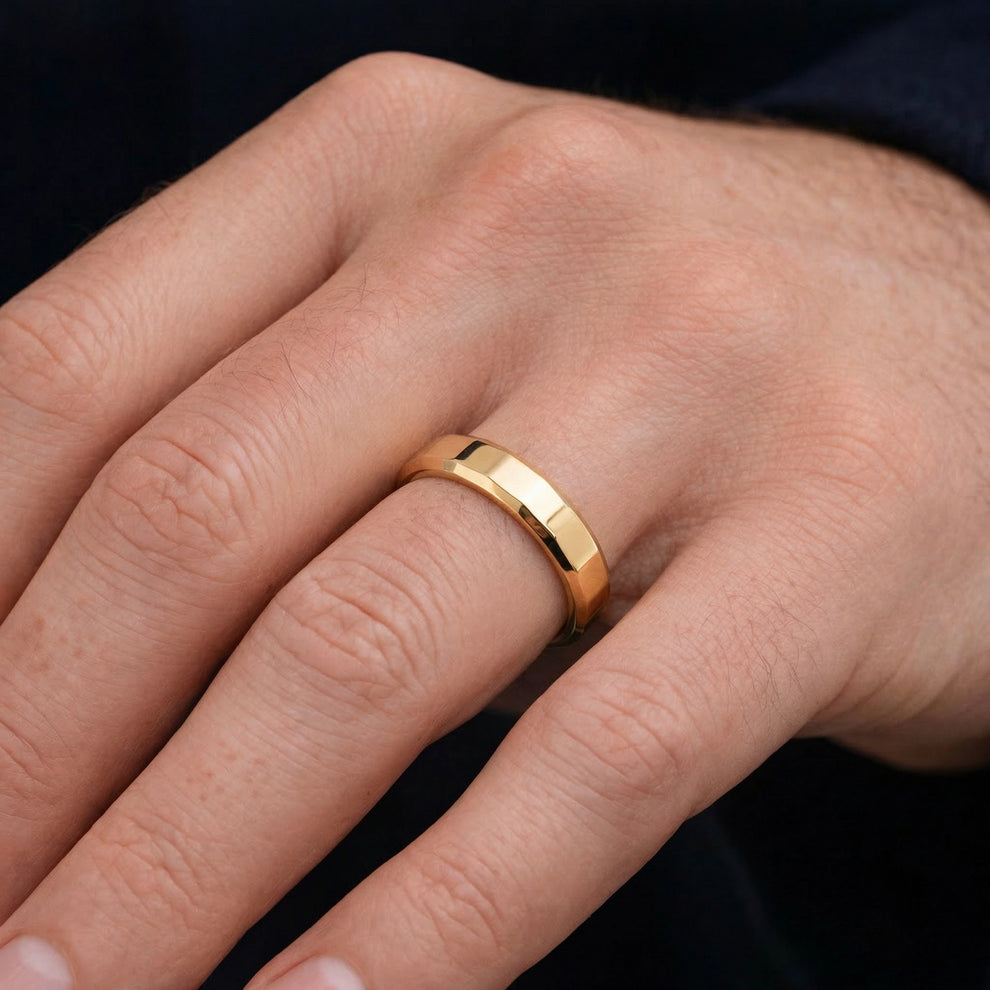 Ribbed Edge | Polished Men’s Wedding Band.