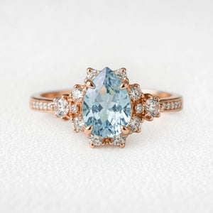 Cora‘s Lagoon | Pear Cut Aquamarine Halo Engagement Ring