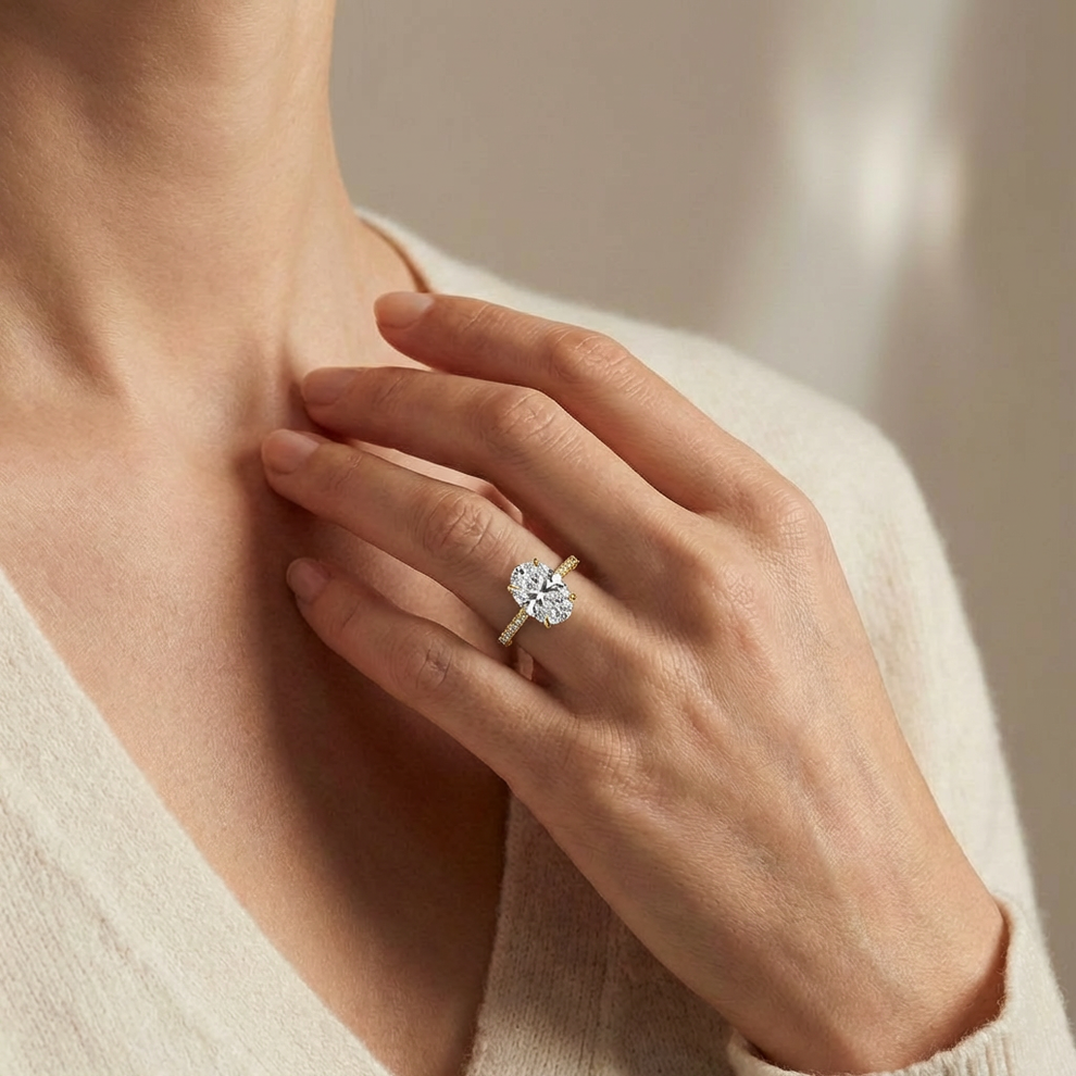 Luna‘s Silhouette | Classic Oval Cut Diamond Engagement Ring.