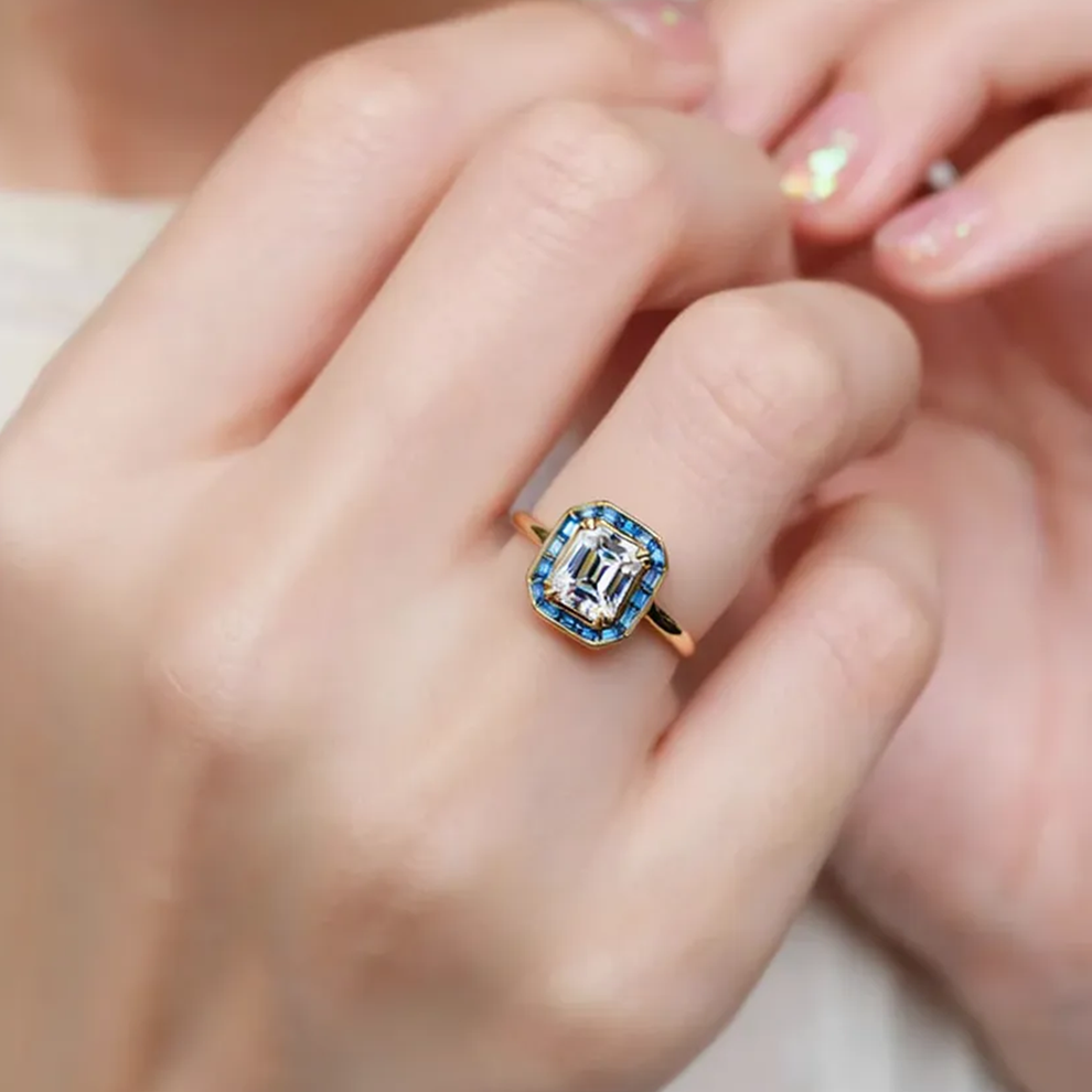 Iris‘s Breeze | 1CT Emerald Cut Halo Moissanite Ring.