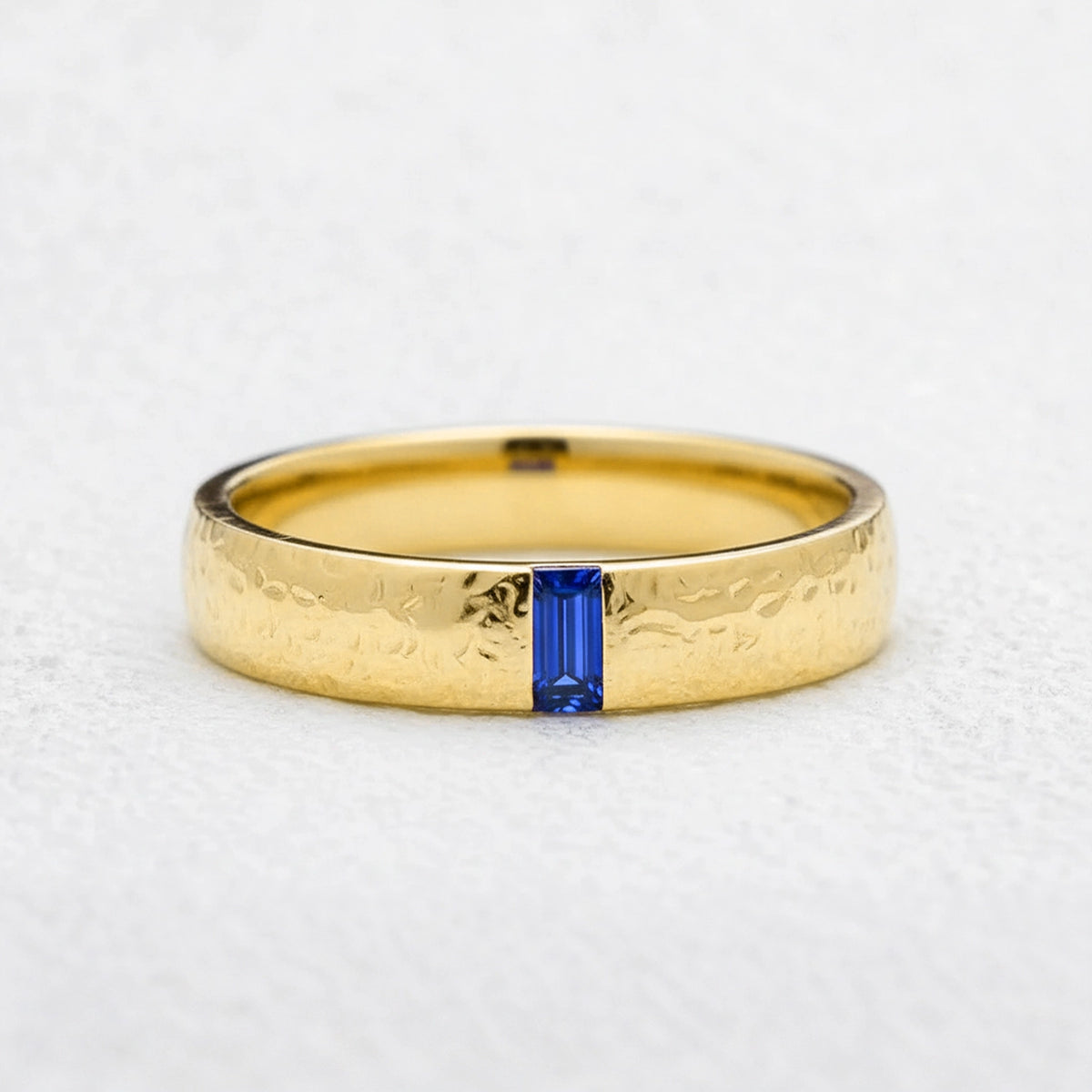 The Azure Signet | Men‘s Baguette Sapphire Band.