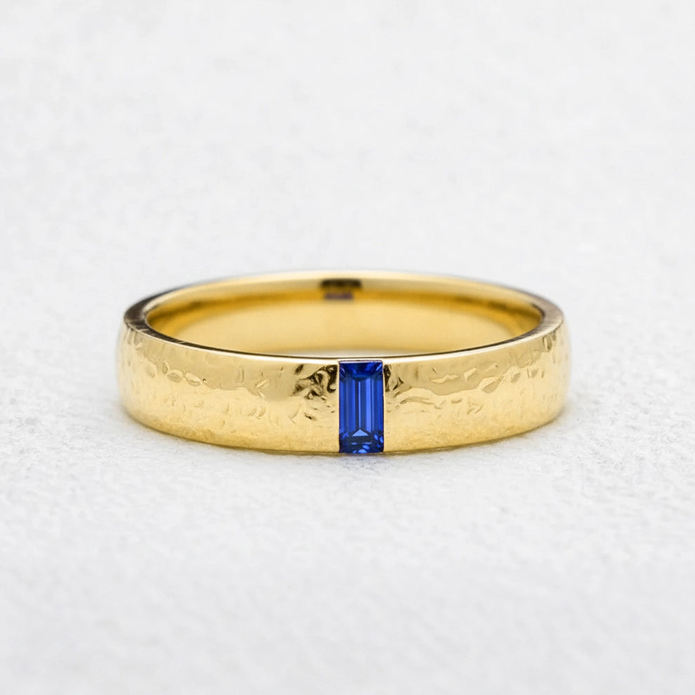 The Azure Signet | Men‘s Baguette Sapphire Band.