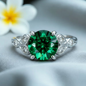Celia‘s Sonnet | 1.5CT Round Cut Green Solitaire Ring.