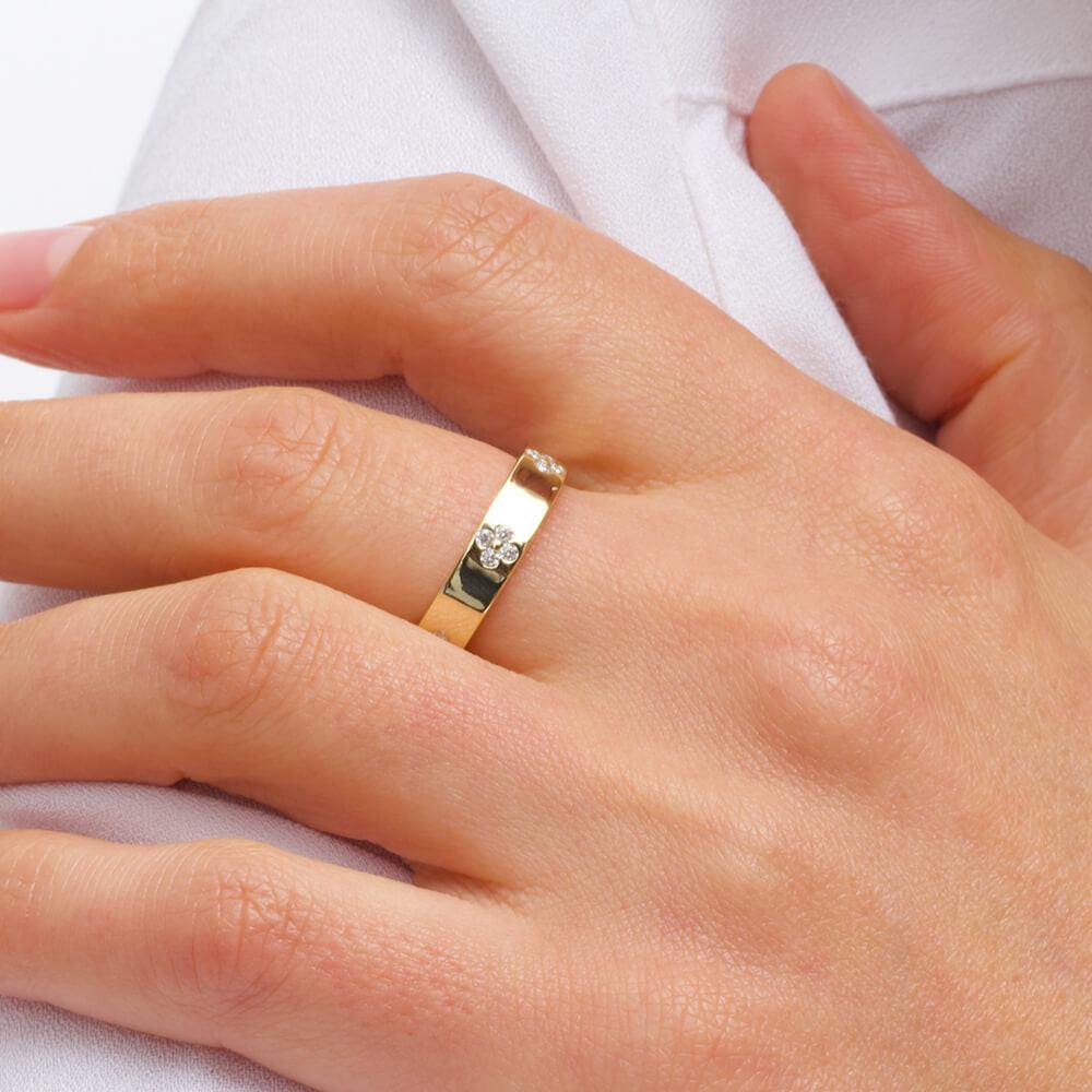 Clover Finder | Minimalist Stackable  Diamond Gold Band Ring.