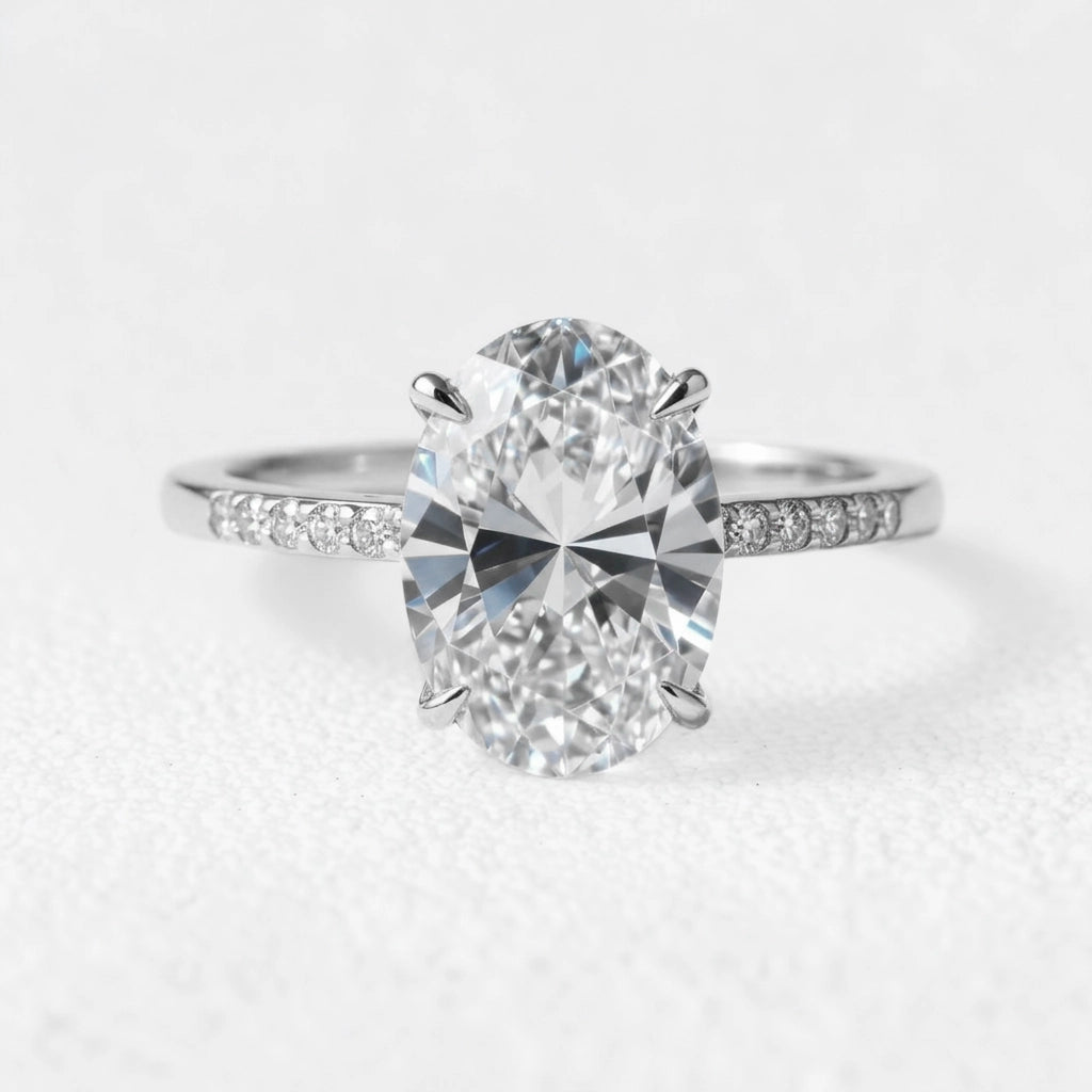 Luna‘s Silhouette | Classic Oval Cut Diamond Engagement Ring.