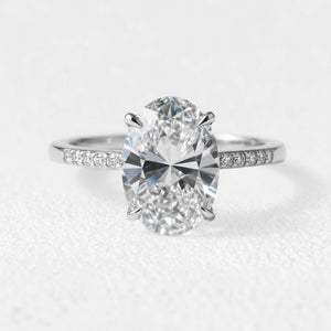 Luna‘s Silhouette | Classic Oval Cut Diamond Engagement Ring.