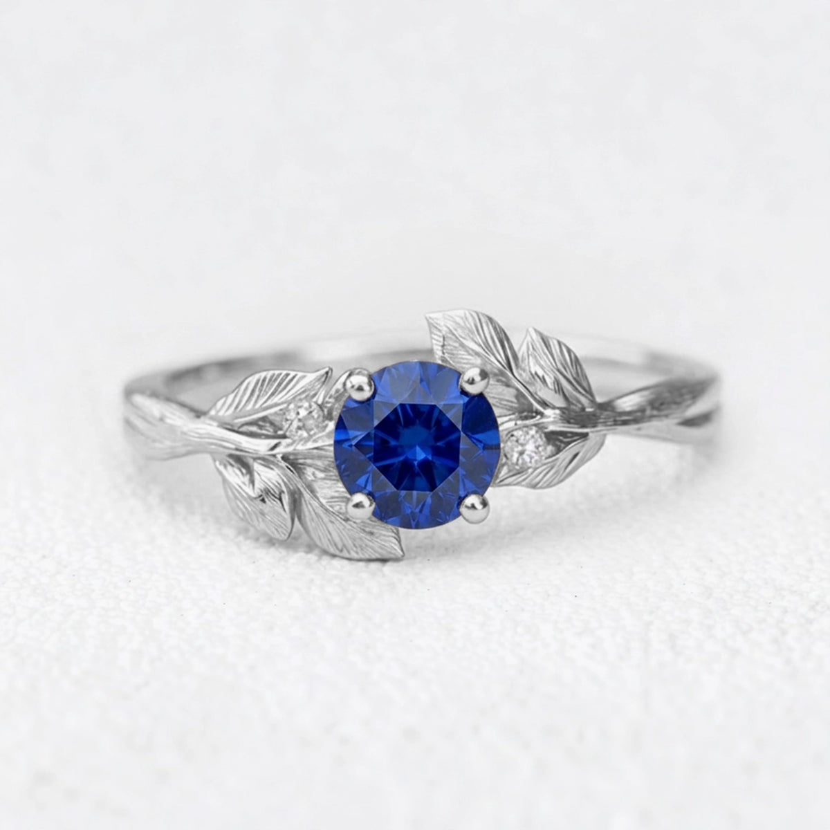 Celine‘s Blossom | Round Cut Blue Sapphire Engagement Ring
