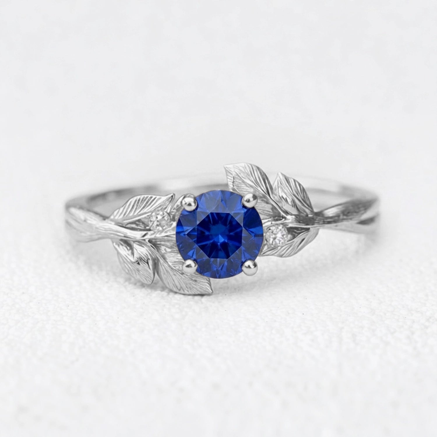 Celine‘s Blossom | Round Cut Blue Sapphire Engagement Ring