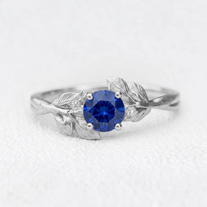 Celine‘s Blossom | Round Cut Blue Sapphire Engagement Ring