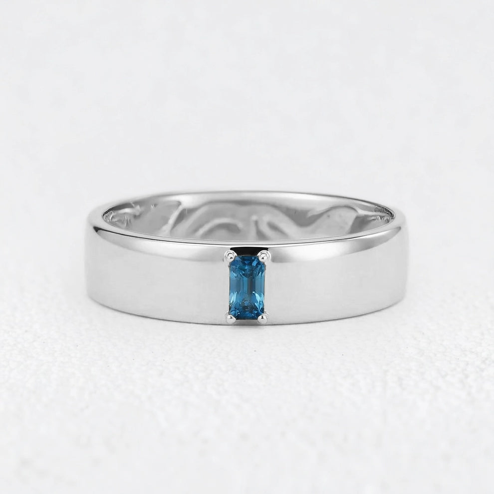 Caesar‘s Sonnet | Inner Engraved Baguette Blue Sapphire Men’s Band
