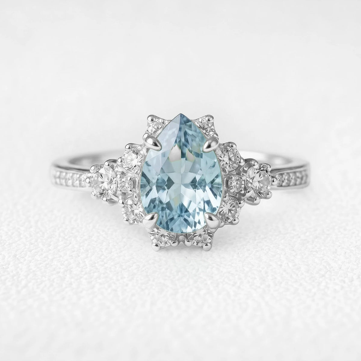 Cora‘s Lagoon | Pear Cut Aquamarine Halo Engagement Ring