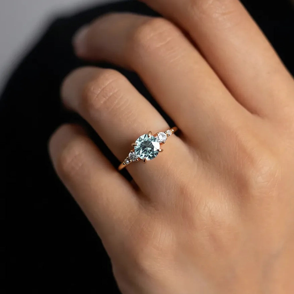 Eveline‘s Ocean | The 1CT Round Blue Gemstone Ring.