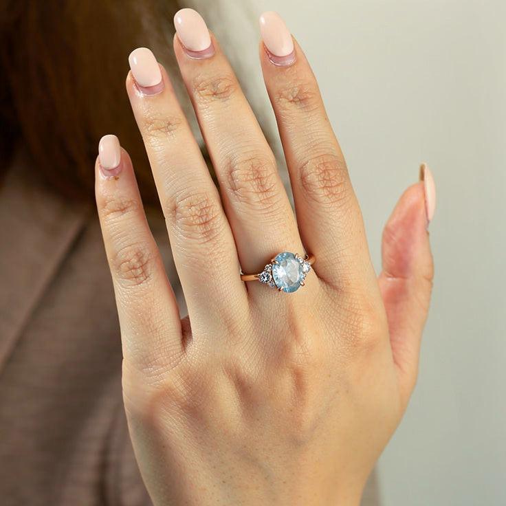 Luna‘s Deep | 2CT Oval Blue Solitaire Ring.