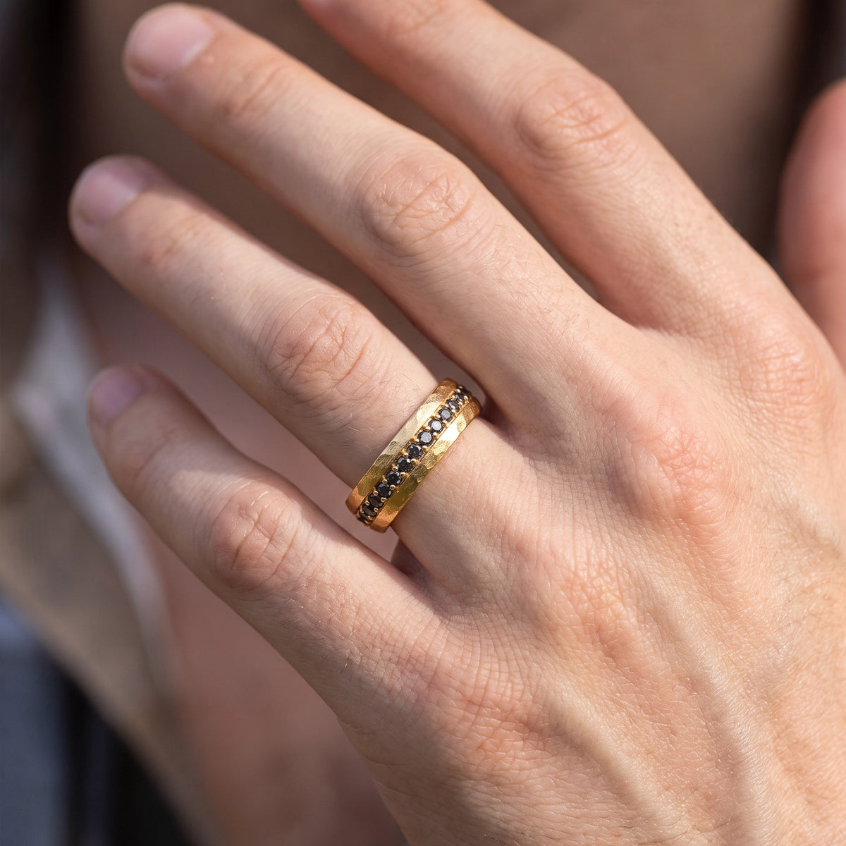Orion‘s Orbit | Hammered Circle‑Set Salt & Pepper Diamond Men’s Band