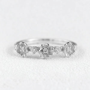 Flora’s Trio | Three Flower Diamond Wedding Band.