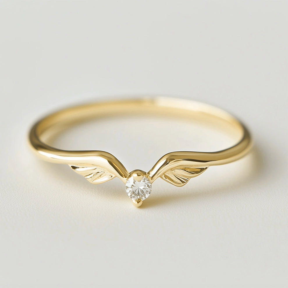 Angel‘s Whisper | V-Wing Solitaire Diamond Wedding Band.