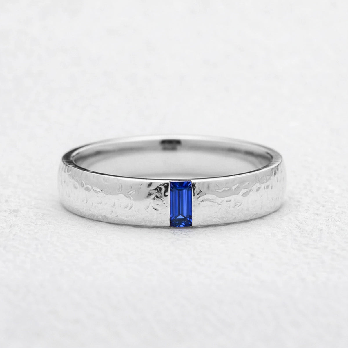 The Azure Signet | Men‘s Baguette Sapphire Band.