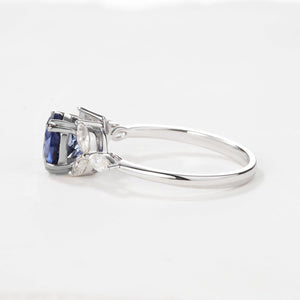 Lavinia‘s Stillness | Classic Round Cut Moss Agate Engagement Ring.