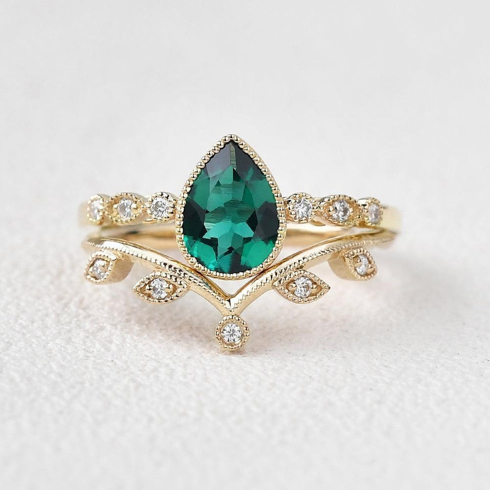 Vera's Grace | Classic Vine Band Pear Emerald Bridal Set 2pcs.