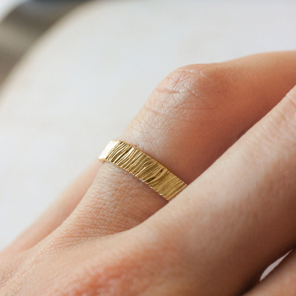 Oak Grain | 4MM Hand-Carved Wood Texture Men’s Wedding Band.