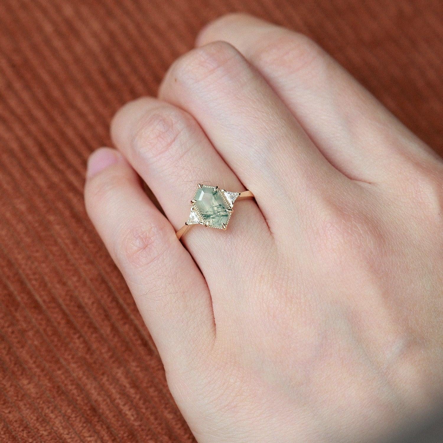 Vintage 1.5CT Geometric Moss Agate Three-Stone Ring.