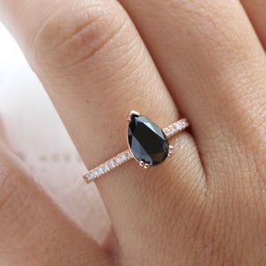 Aria‘s Keystone | Pear Cut Black Diamond Pavé Ring.