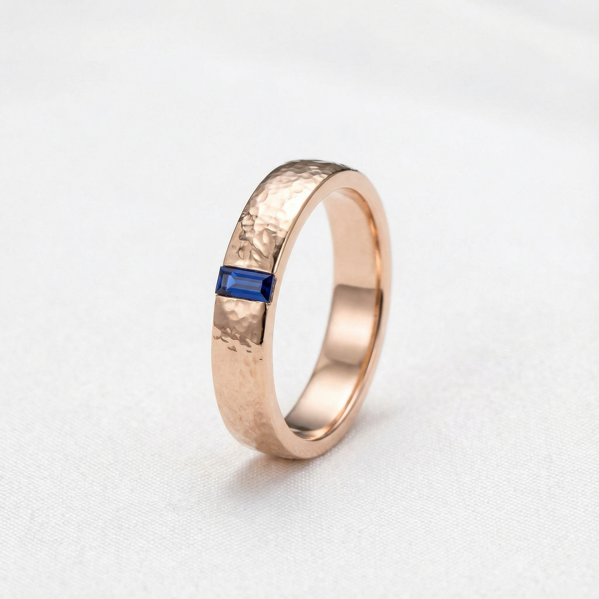 The Azure Signet | Men‘s Baguette Sapphire Band.