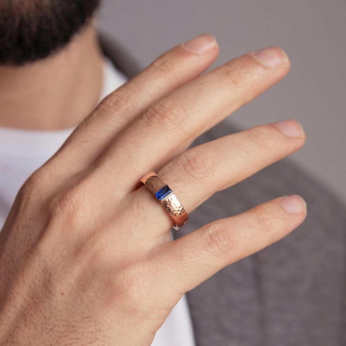 The Azure Signet | Men‘s Baguette Sapphire Band.